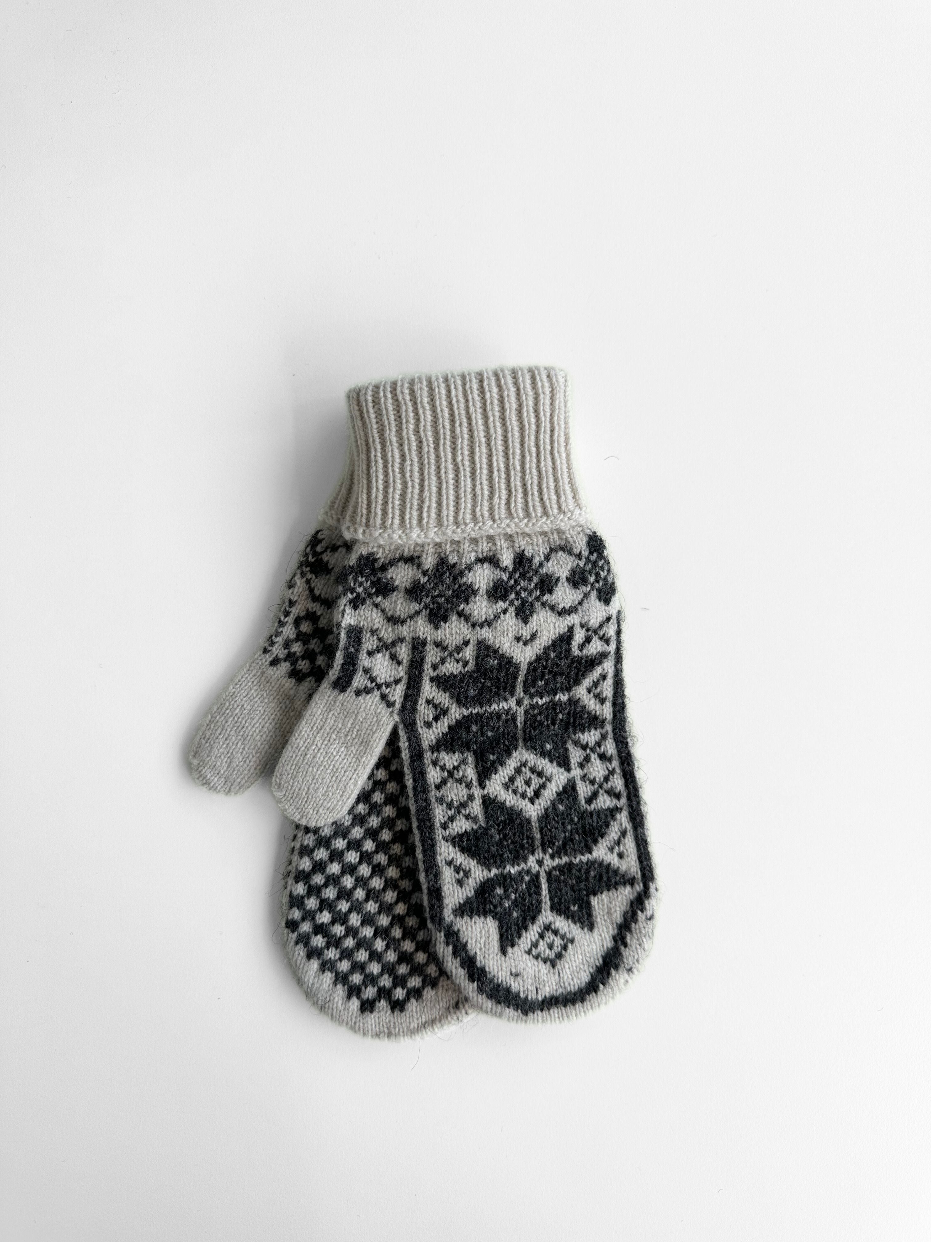 Varma 8 Petal Rose Mittens