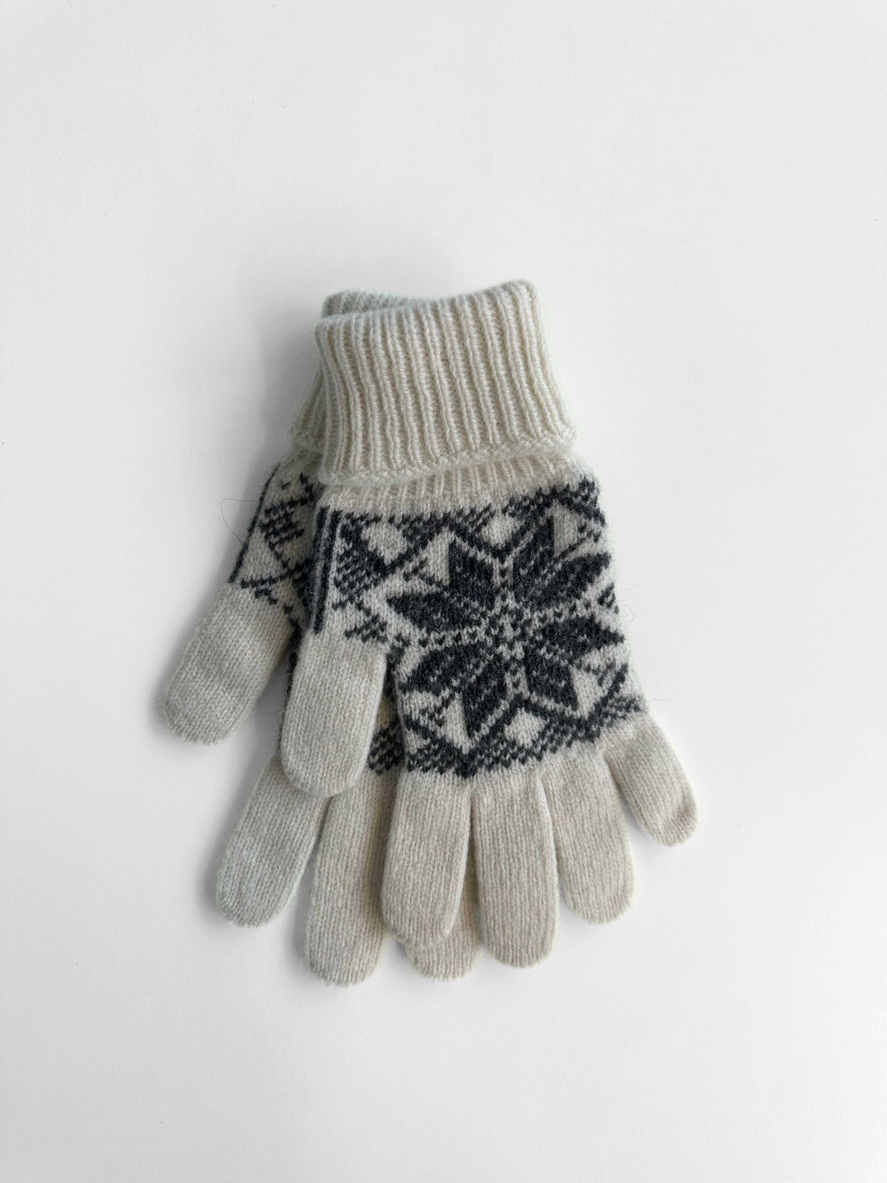 Varma 8 Petal Rose Gloves
