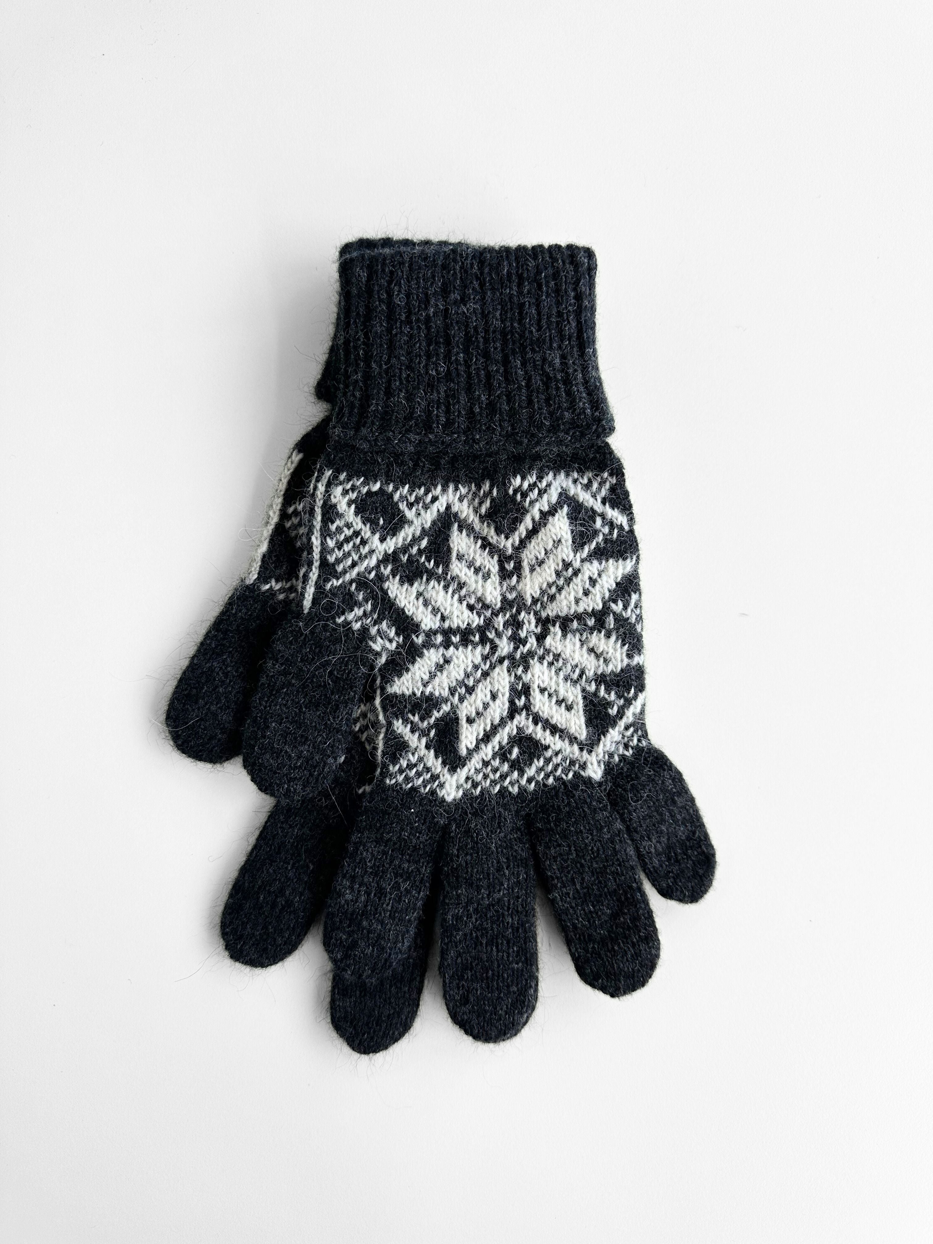 Varma 8 Petal Rose Gloves